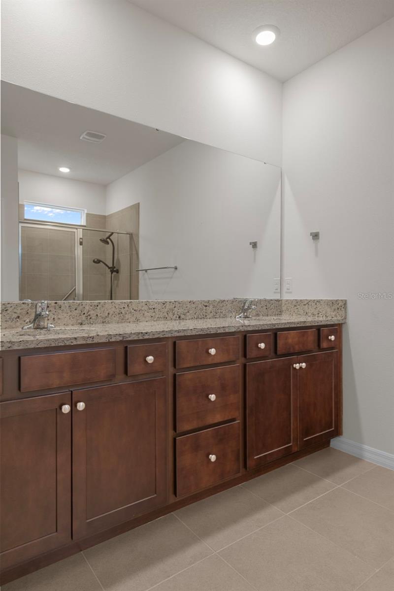 12735 EASTPOINTE DR — photo 41