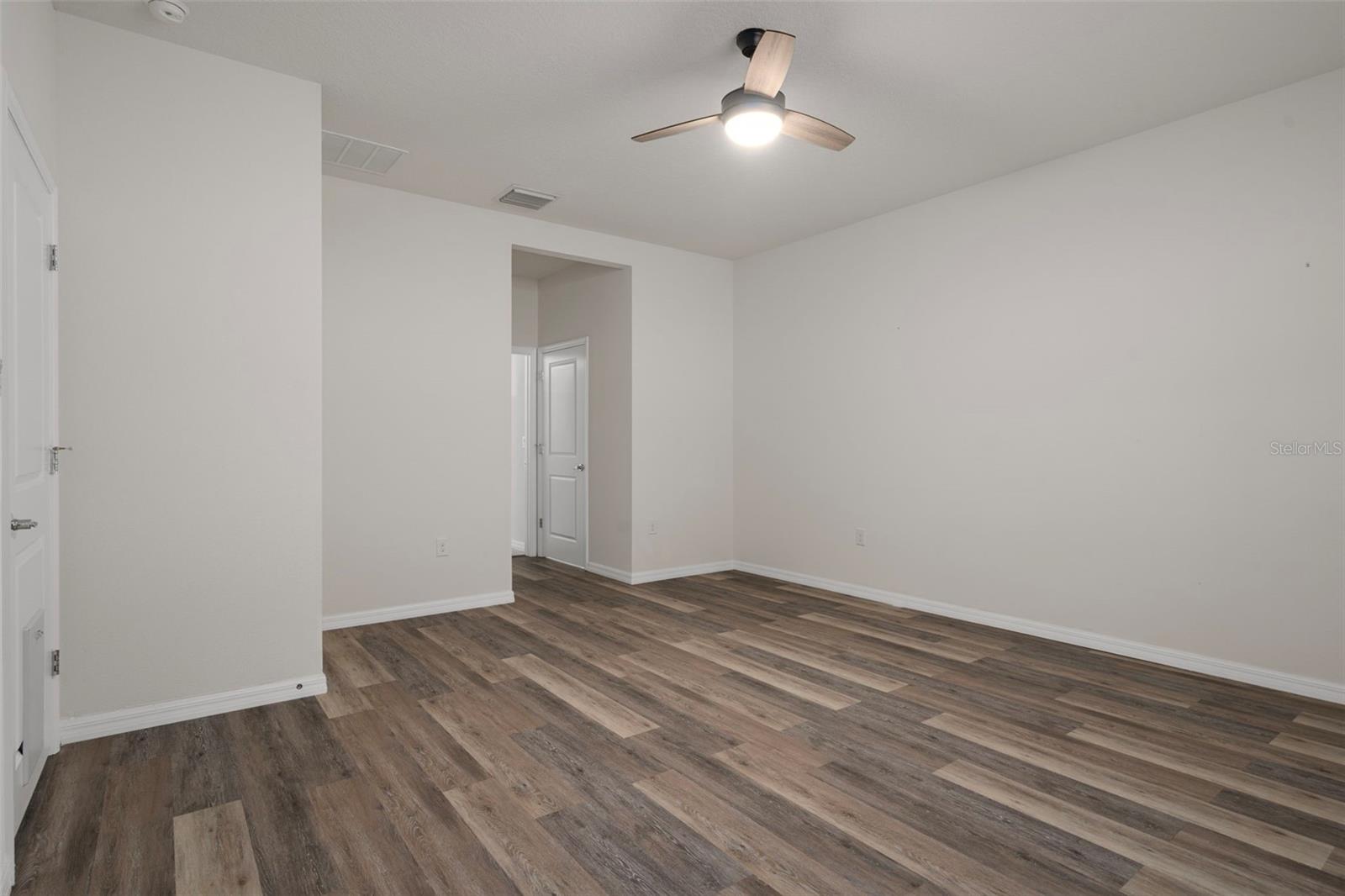 12735 EASTPOINTE DR — photo 36