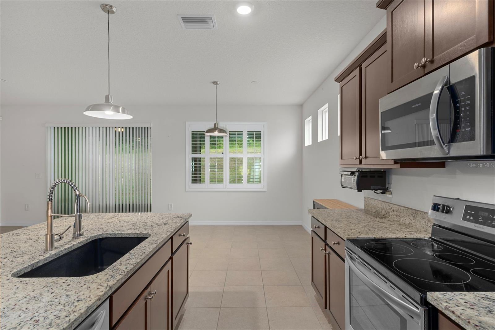 12735 EASTPOINTE DR — photo 16