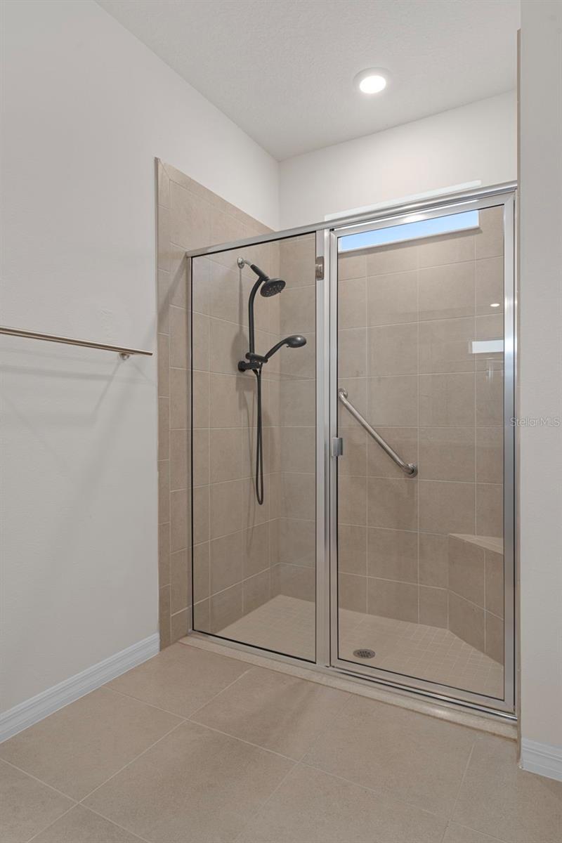 12735 EASTPOINTE DR — photo 39