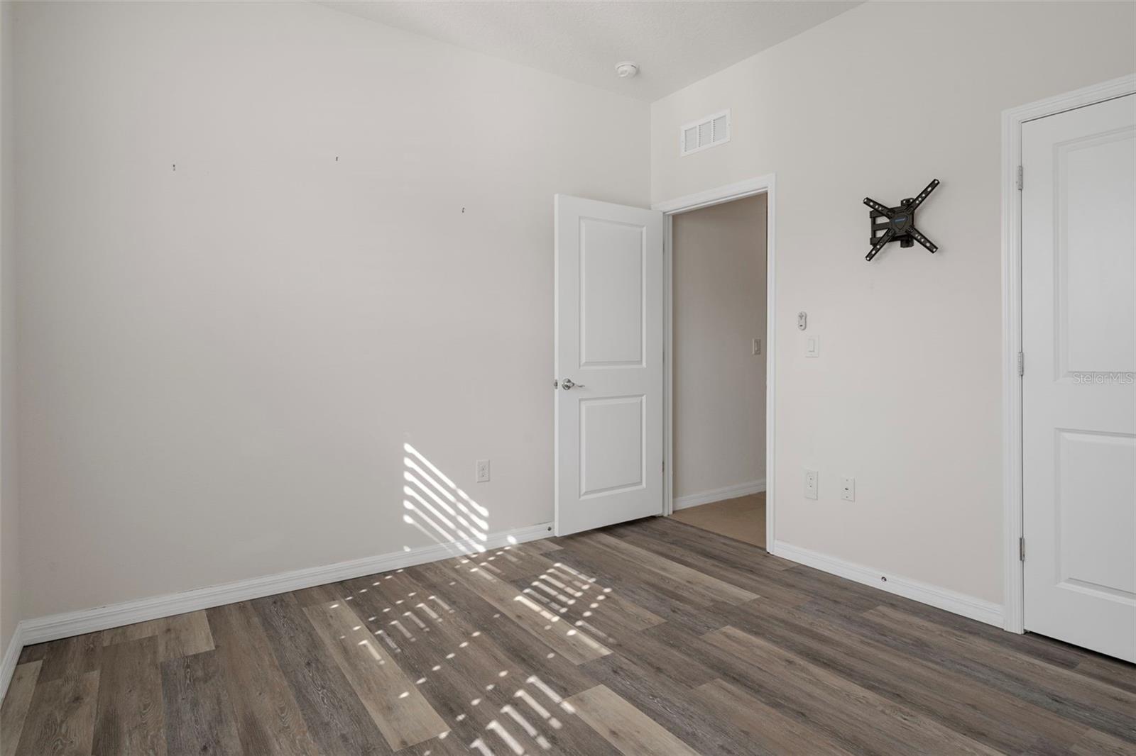 12735 EASTPOINTE DR — photo 35