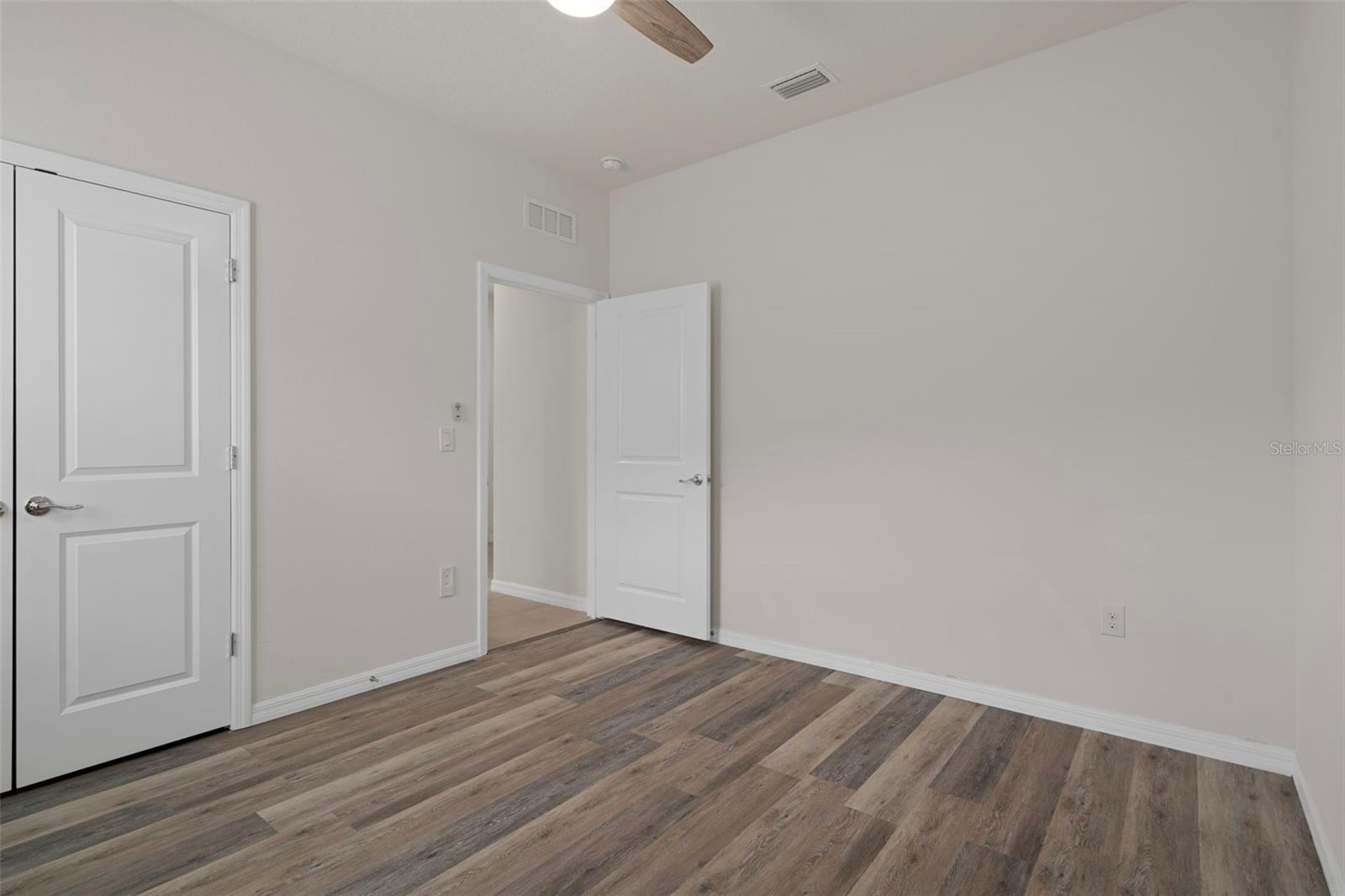 12735 EASTPOINTE DR — photo 33