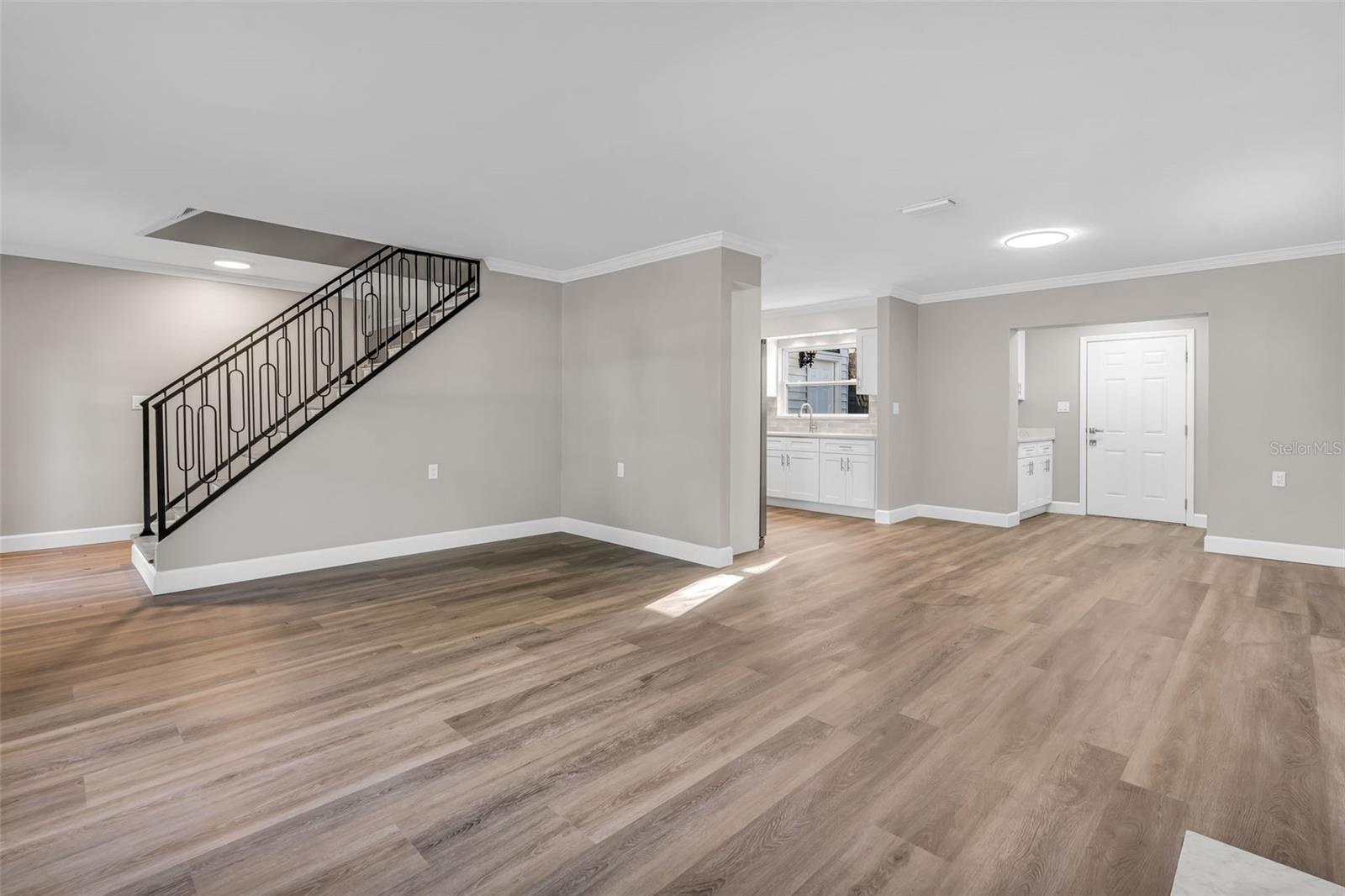 216 S SHORE CREST DR — photo 4