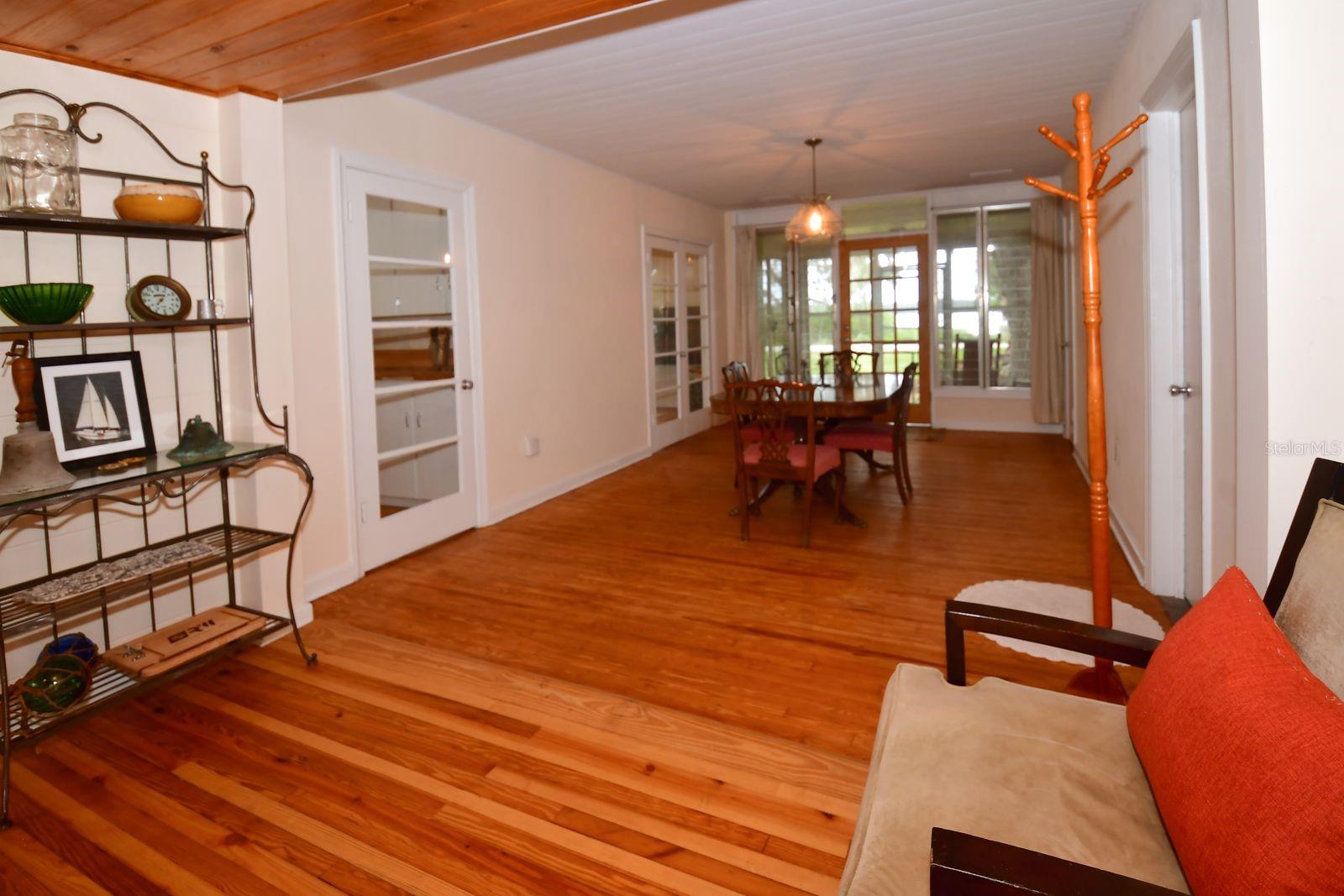 160 BAYSHORE DR — photo 19