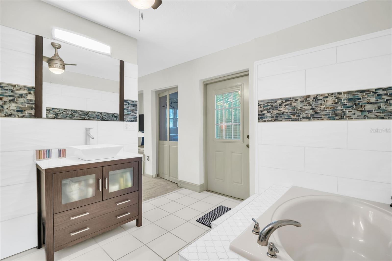 1182 NORWOOD AVE — photo 8