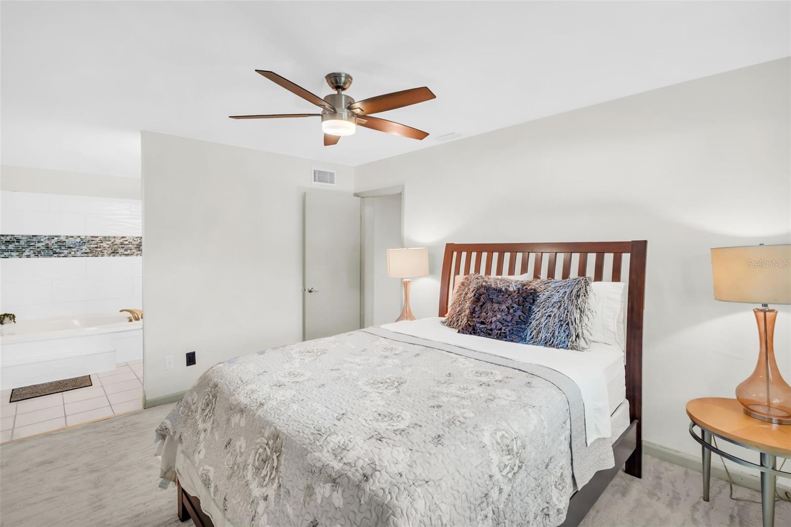 1182 NORWOOD AVE — photo 4