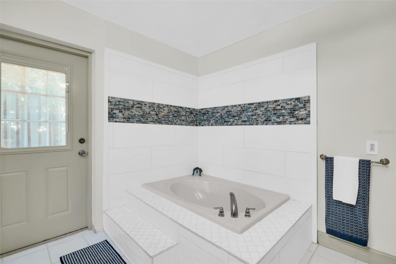 1182 NORWOOD AVE — photo 11