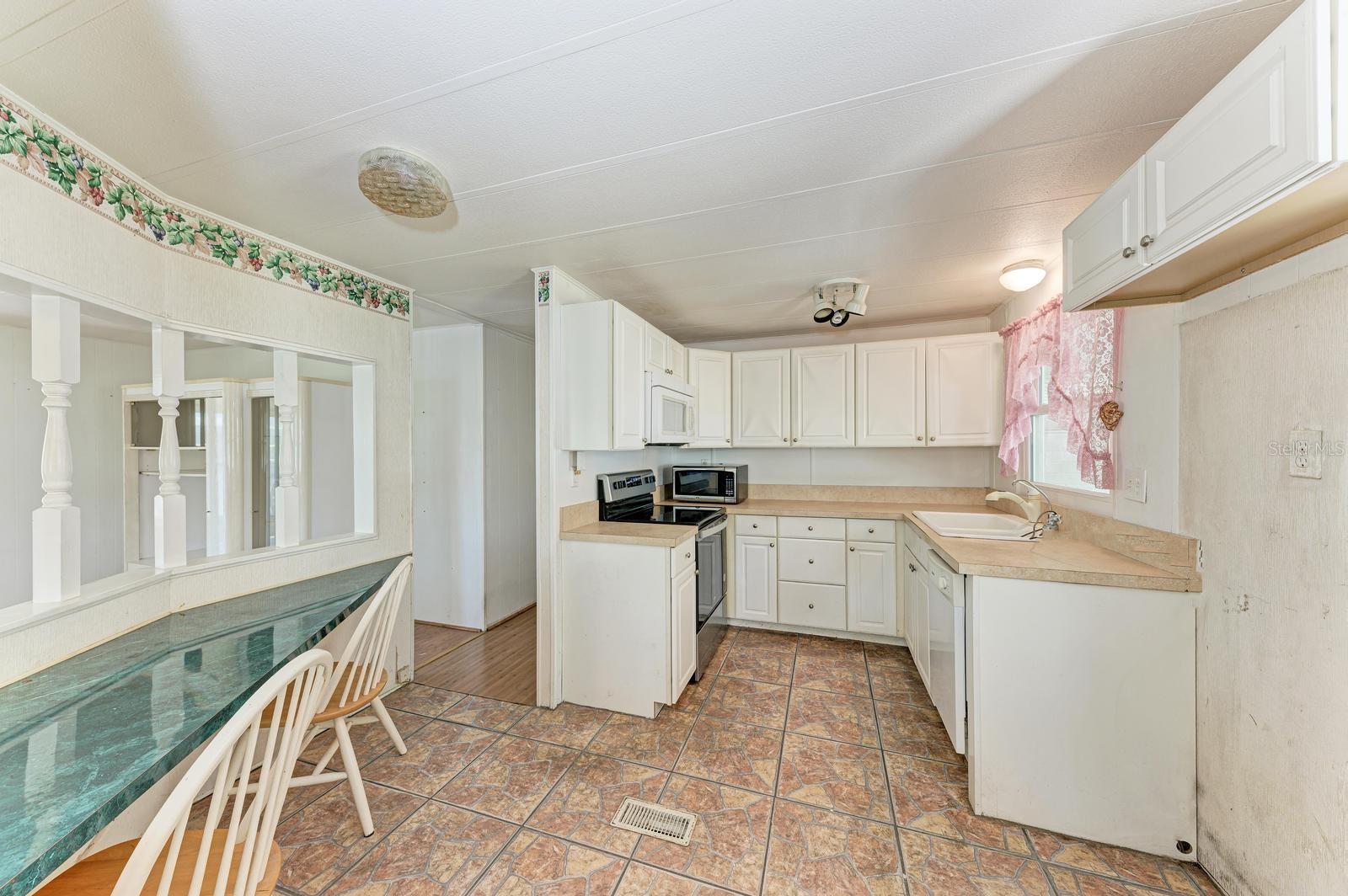 348 TROPIC DR — photo 11