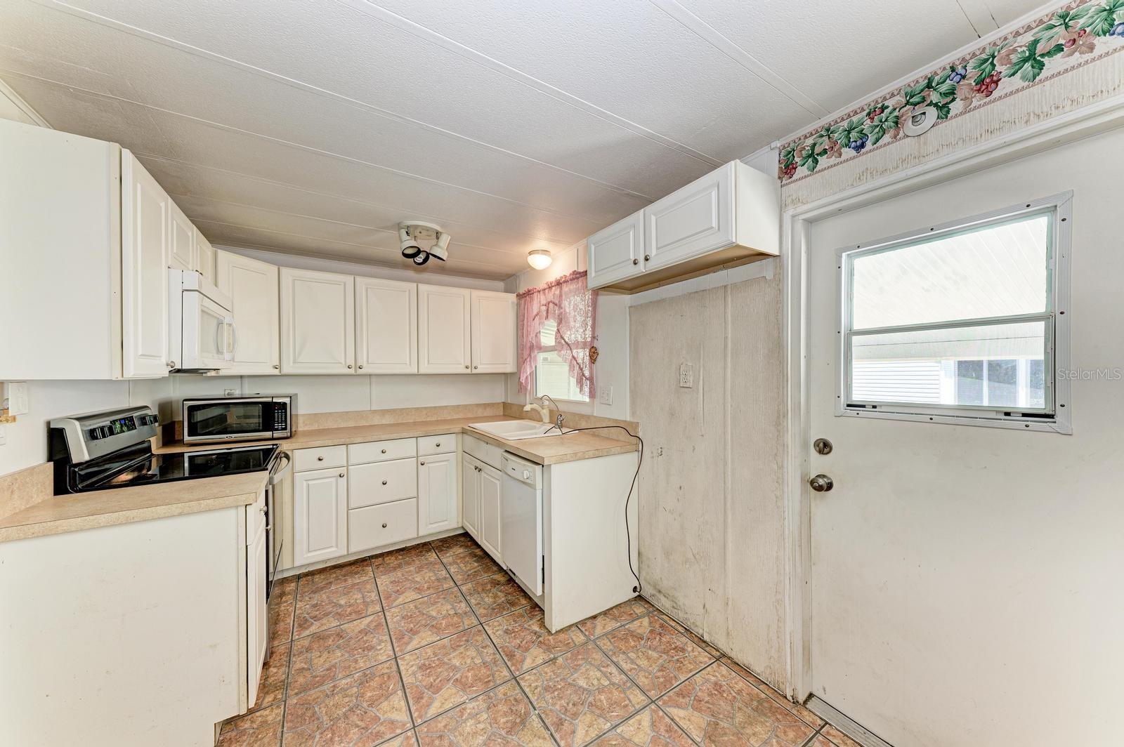 348 TROPIC DR — photo 10