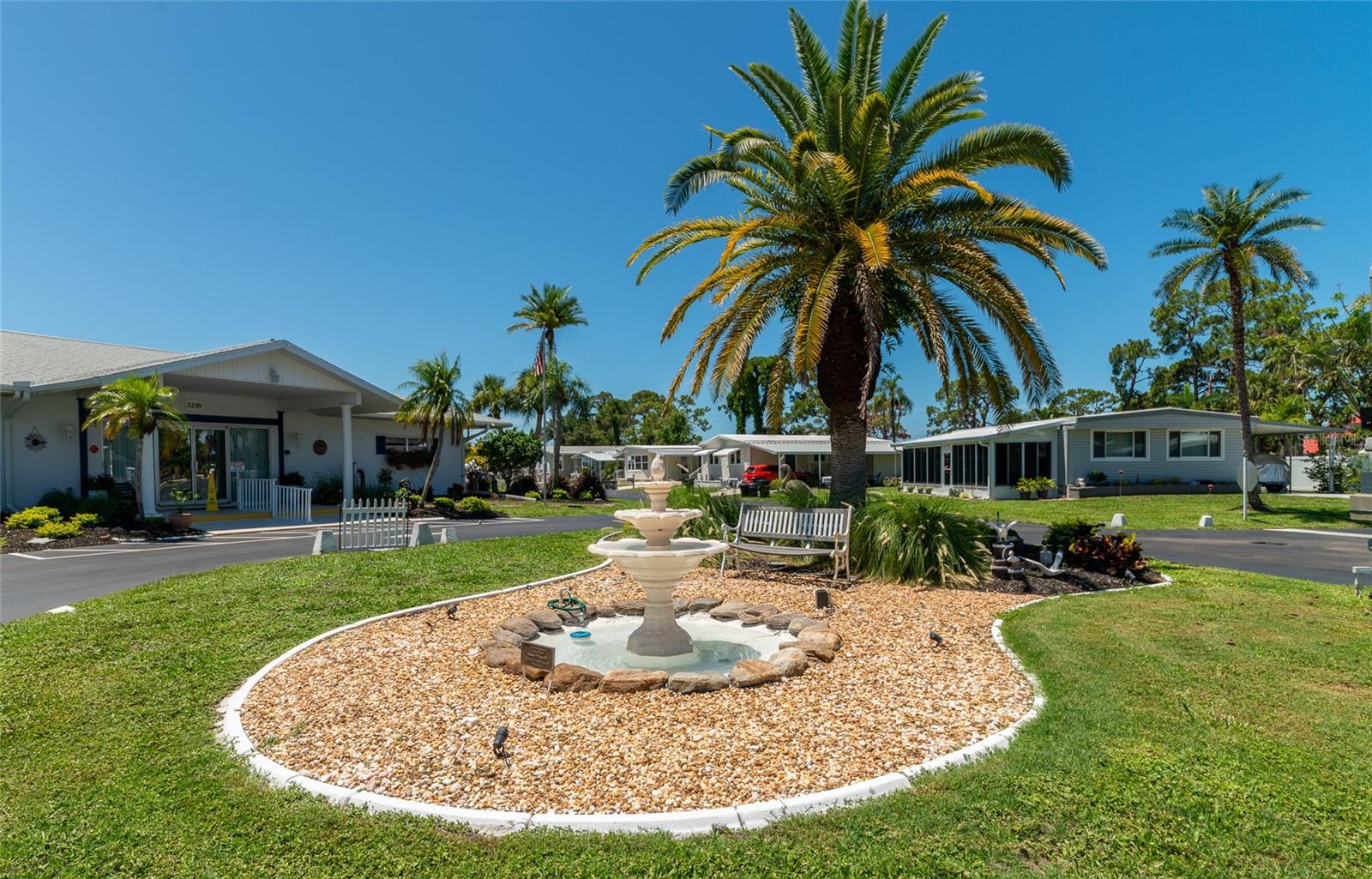 348 TROPIC DR — photo 27