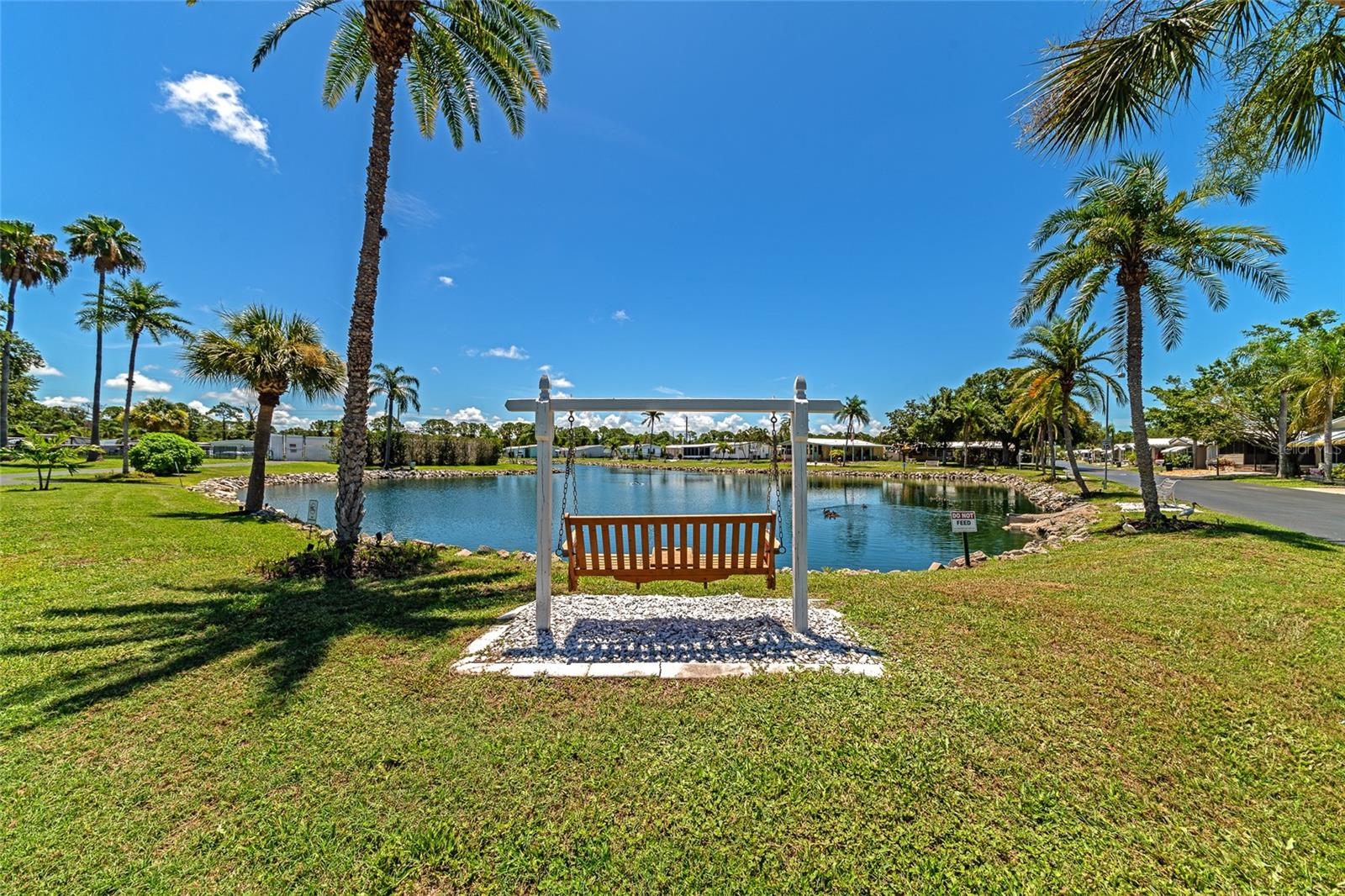 348 TROPIC DR — photo 31