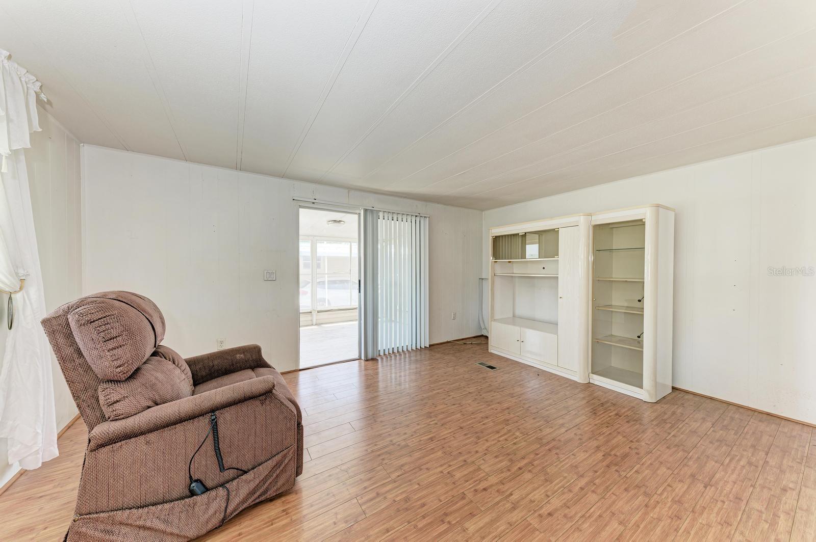 348 TROPIC DR — photo 17