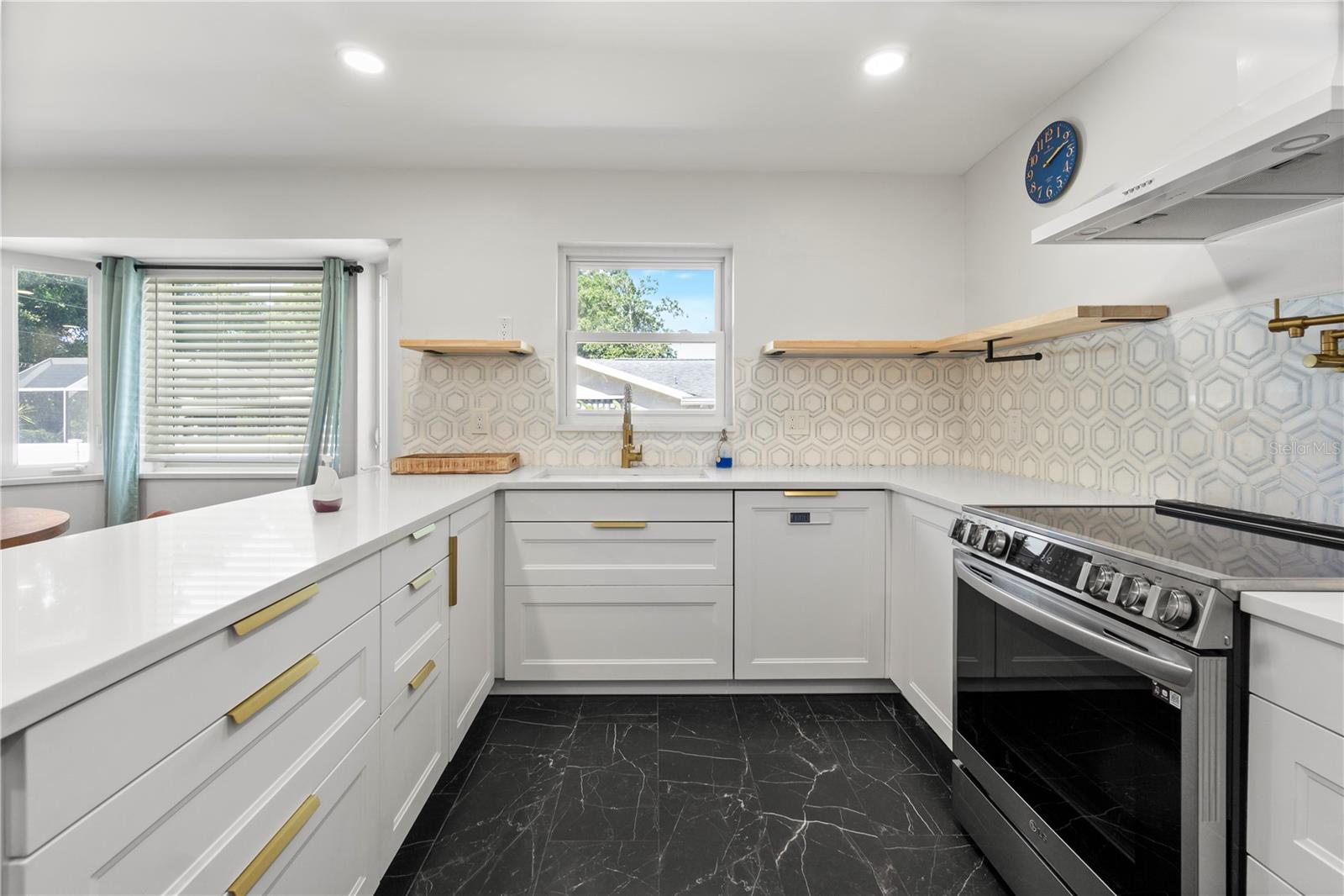 565 SANDY HOOK RD — photo 14
