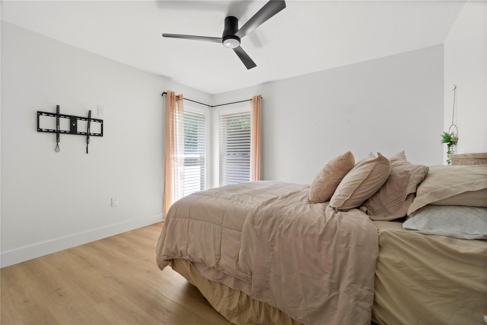 565 SANDY HOOK RD — photo 24