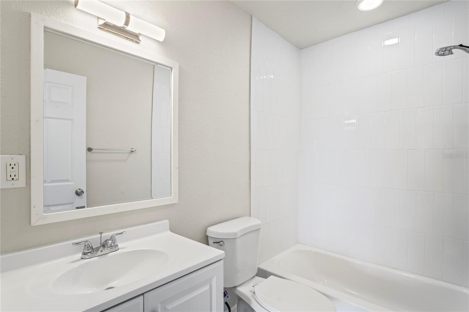 516 CRYSTAL DR — photo 17