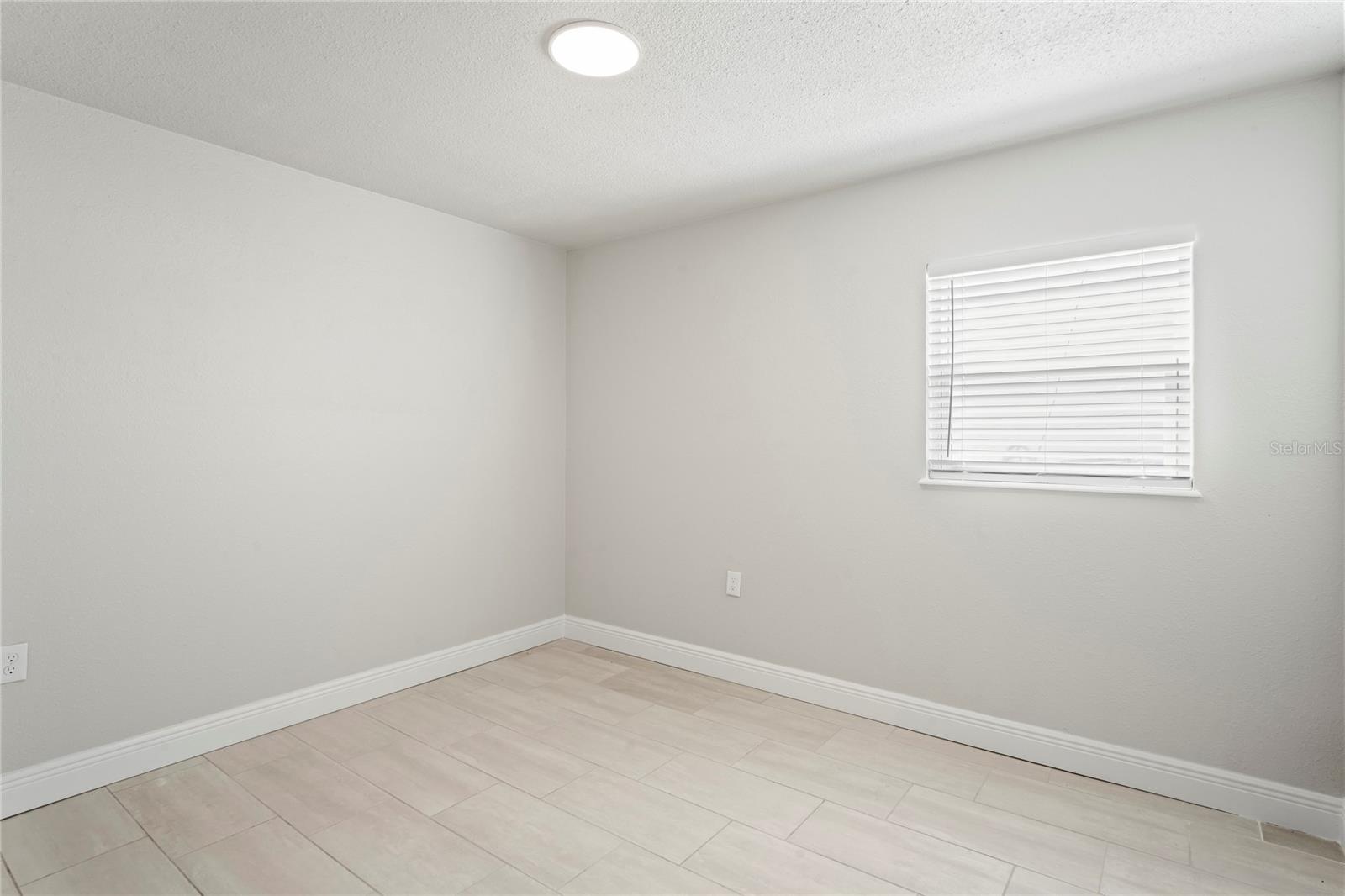 516 CRYSTAL DR — photo 15