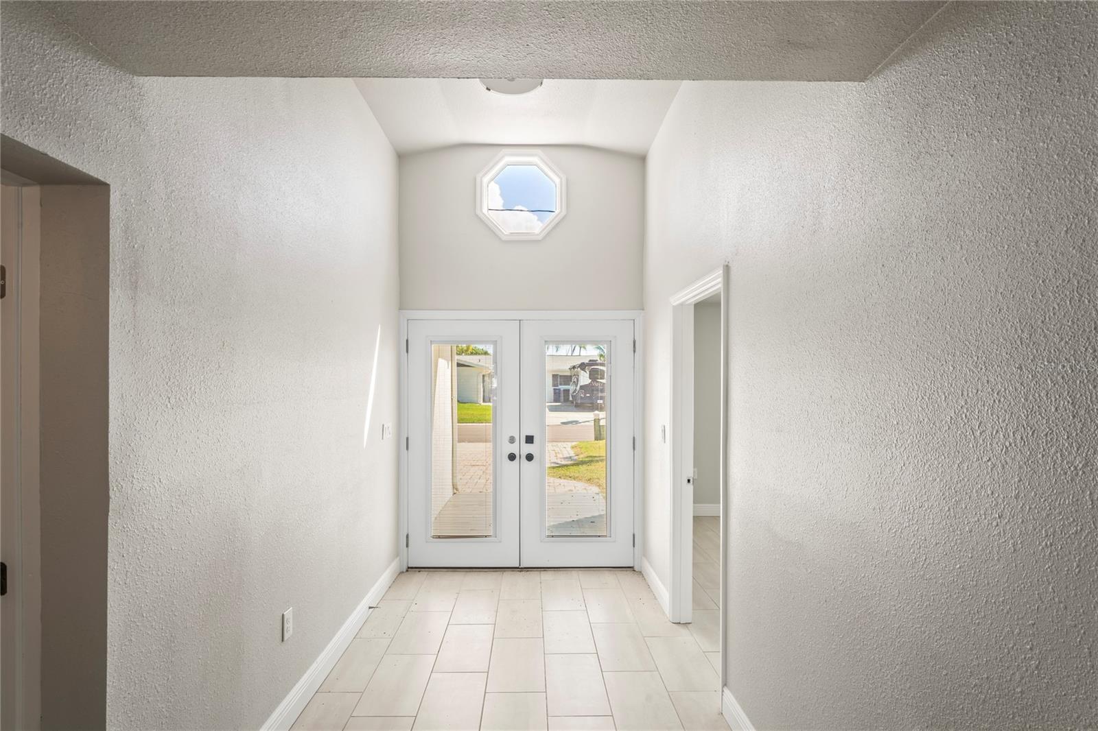 516 CRYSTAL DR — photo 3