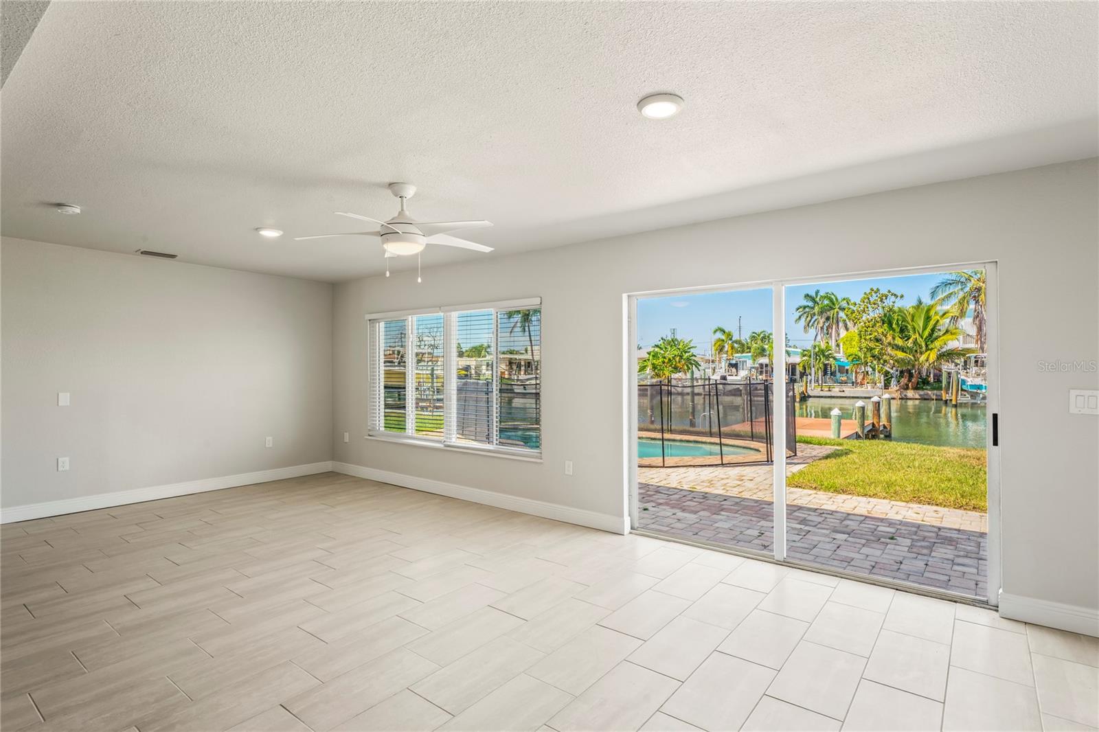 516 CRYSTAL DR — photo 6
