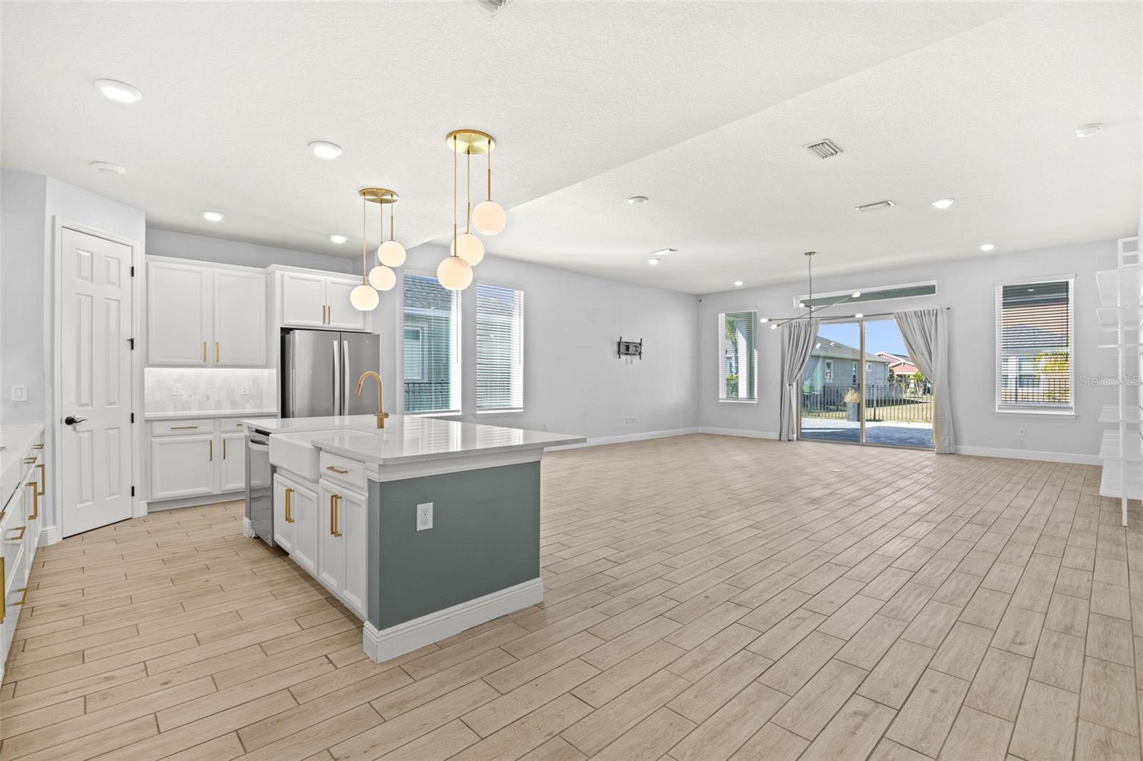 6232 SEA AIR DR — photo 10