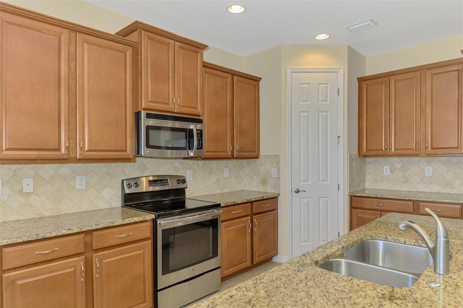 1050 BLUFFWOOD DR — photo 17