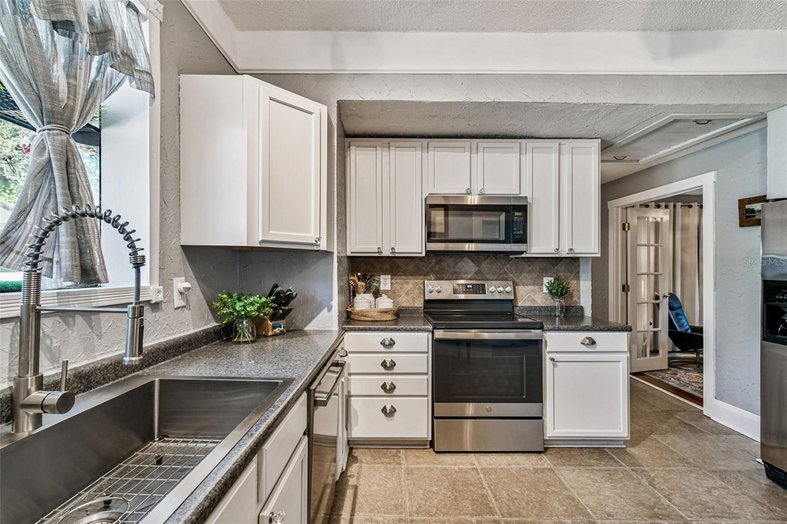 906 E HAMILTON AVE — photo 17