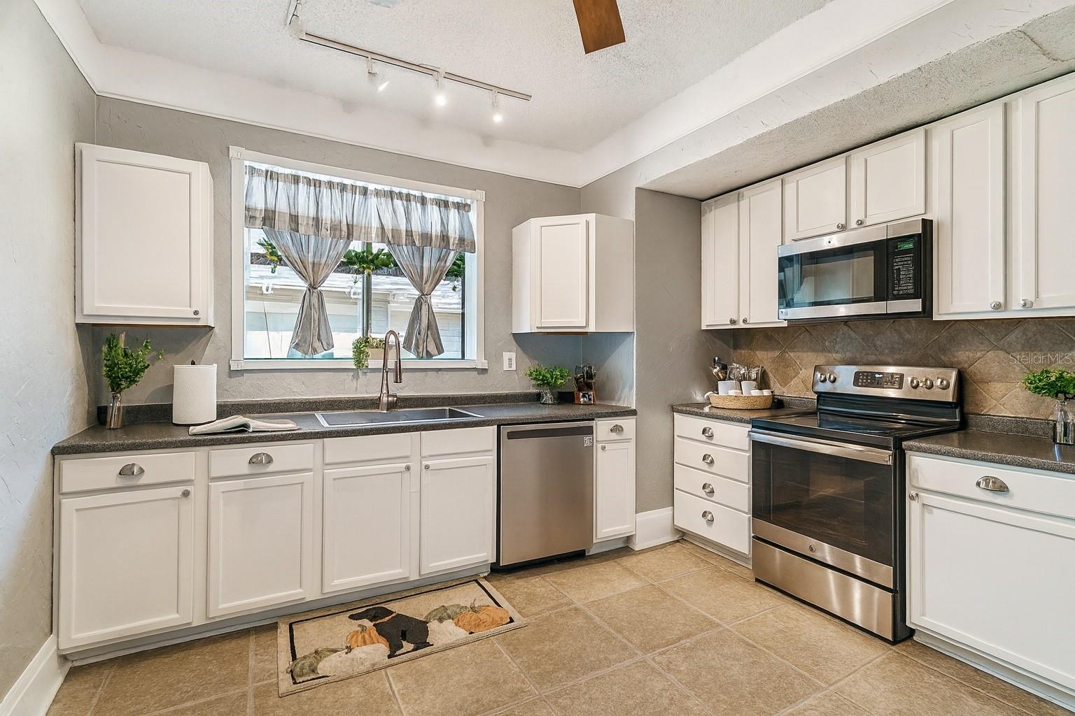 906 E HAMILTON AVE — photo 15