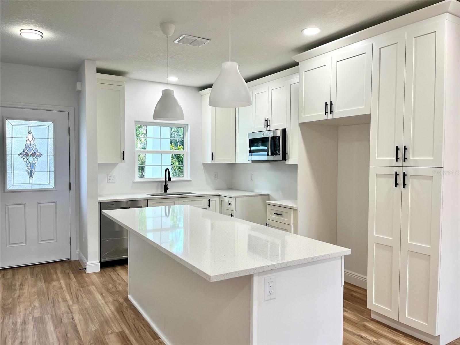 8112 N GREENWOOD AVE — photo 2