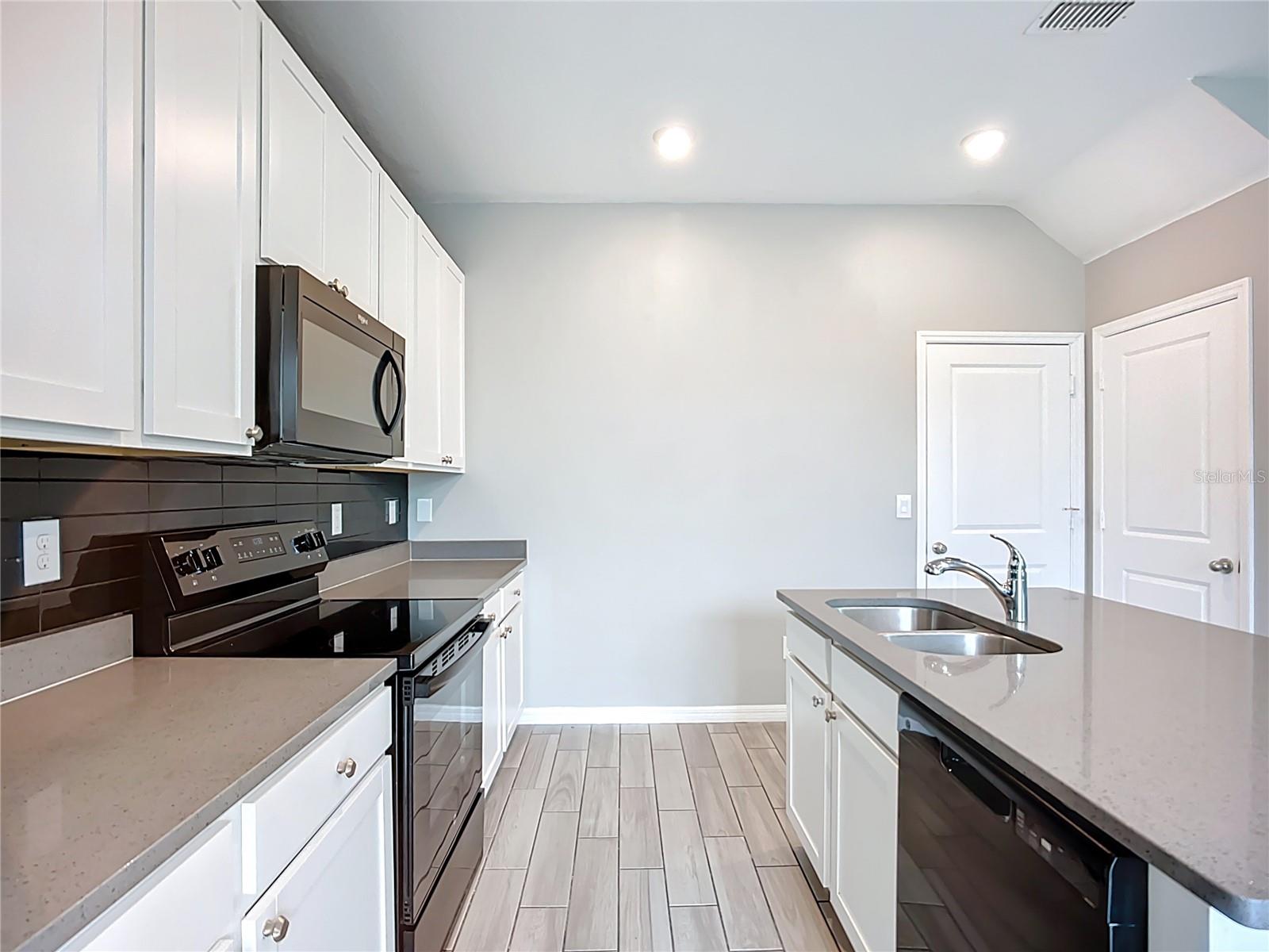 11829 CLARE HILL AVE — photo 16