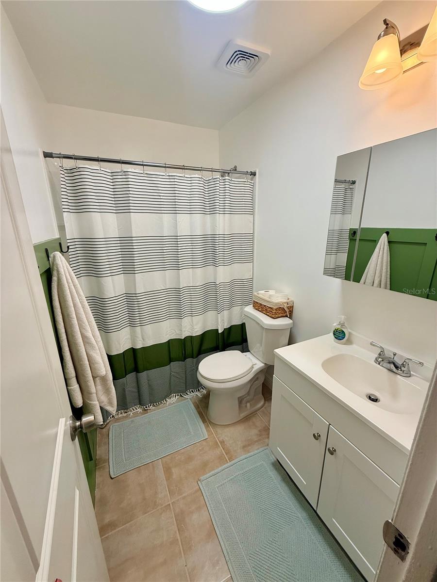 9402 N SEMMES ST — photo 14