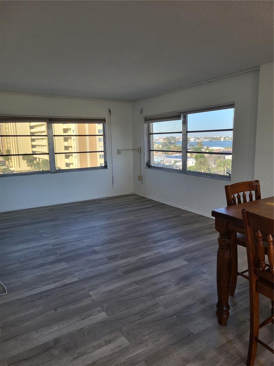 4650 COVE CIR #611 — photo 2