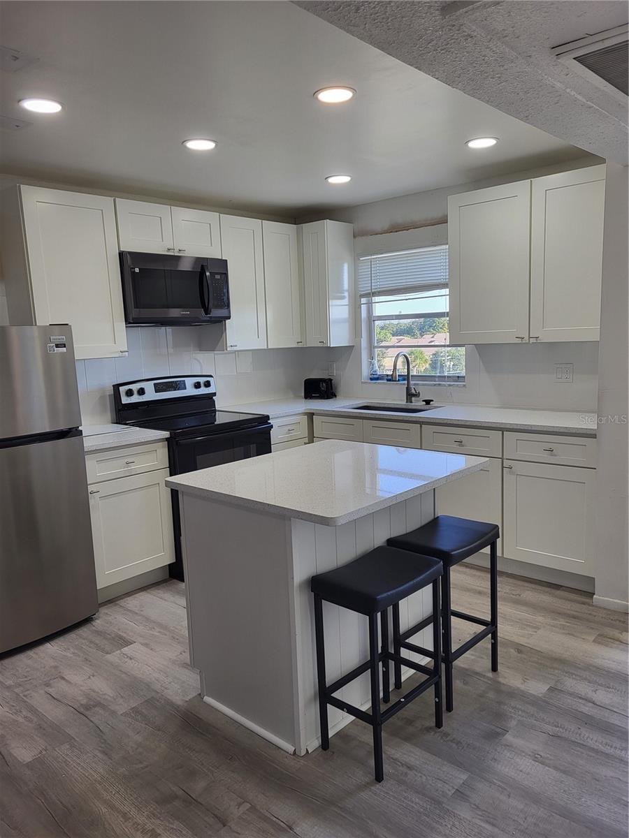 4650 COVE CIR #611 — photo 3