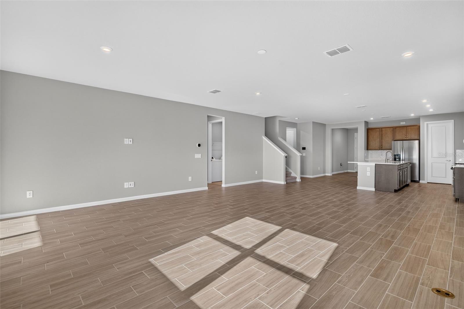 9240 DERBYSHIRE DR — photo 13
