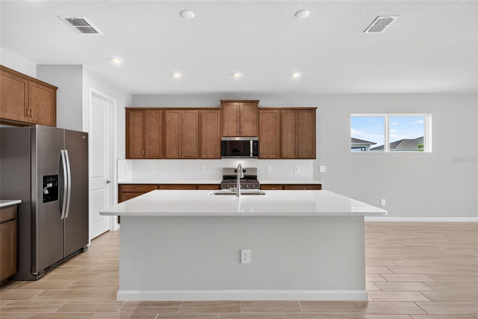 9240 DERBYSHIRE DR — photo 5