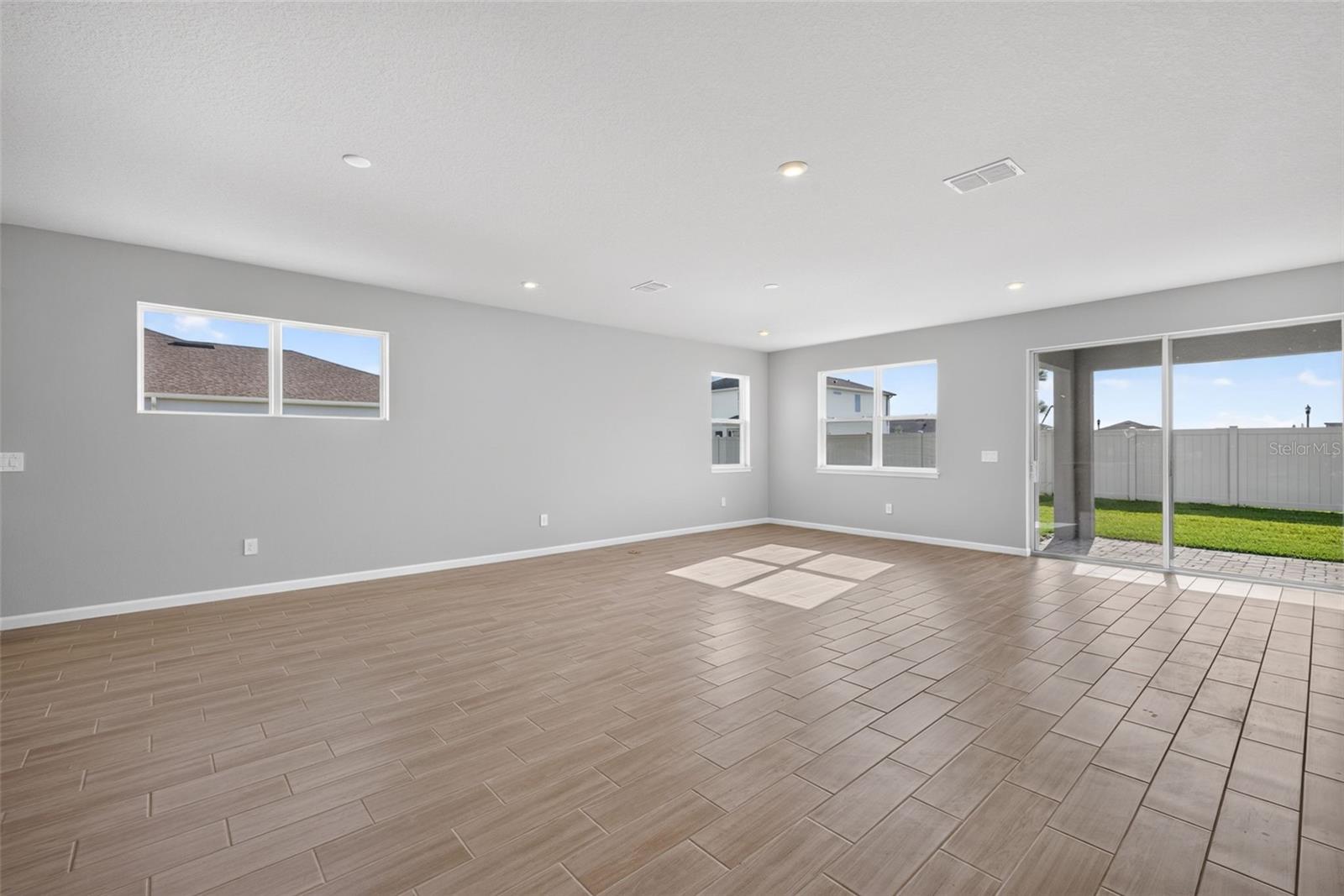 9240 DERBYSHIRE DR — photo 11
