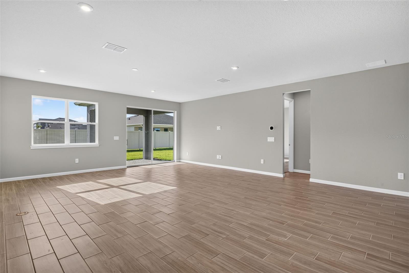 9240 DERBYSHIRE DR — photo 12