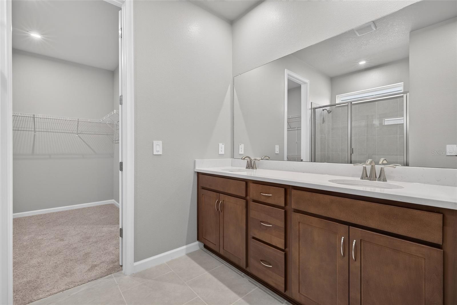 9240 DERBYSHIRE DR — photo 22