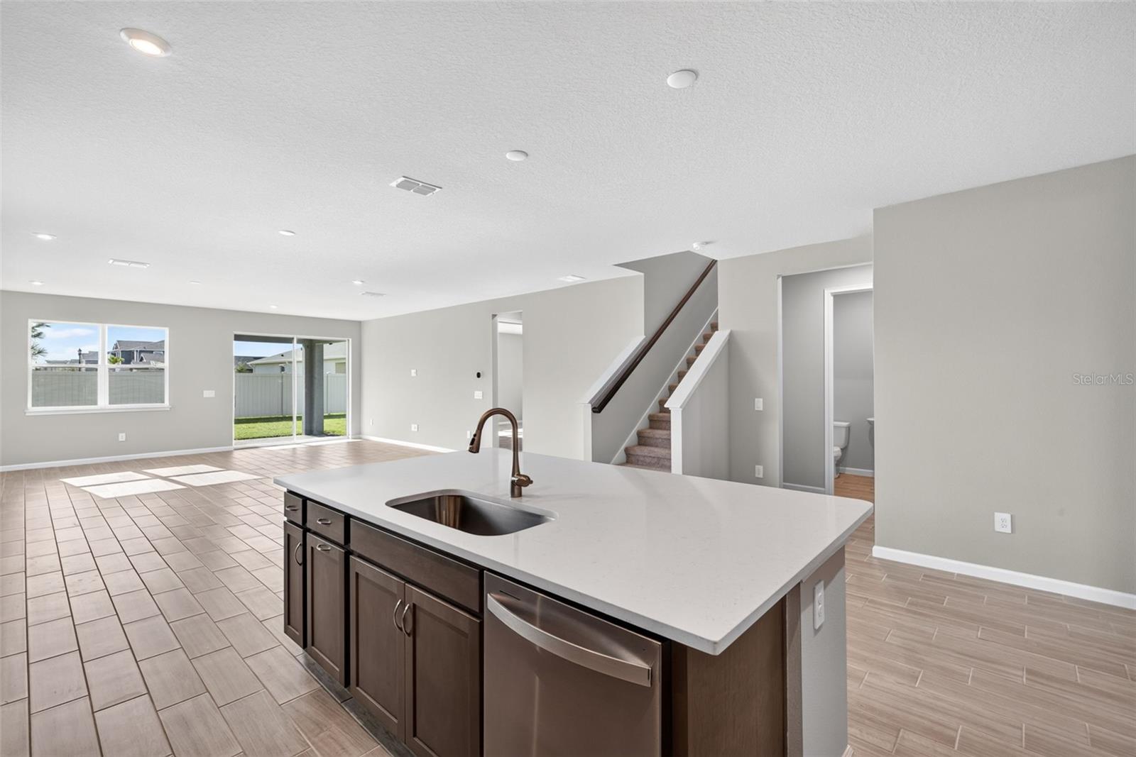 9240 DERBYSHIRE DR — photo 10