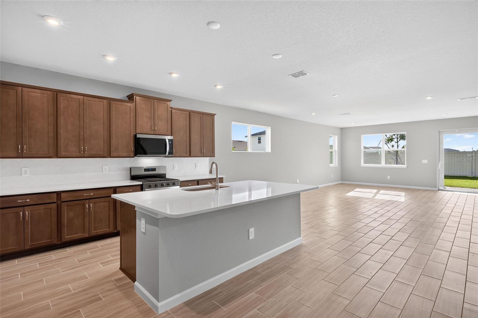 9240 DERBYSHIRE DR — photo 8