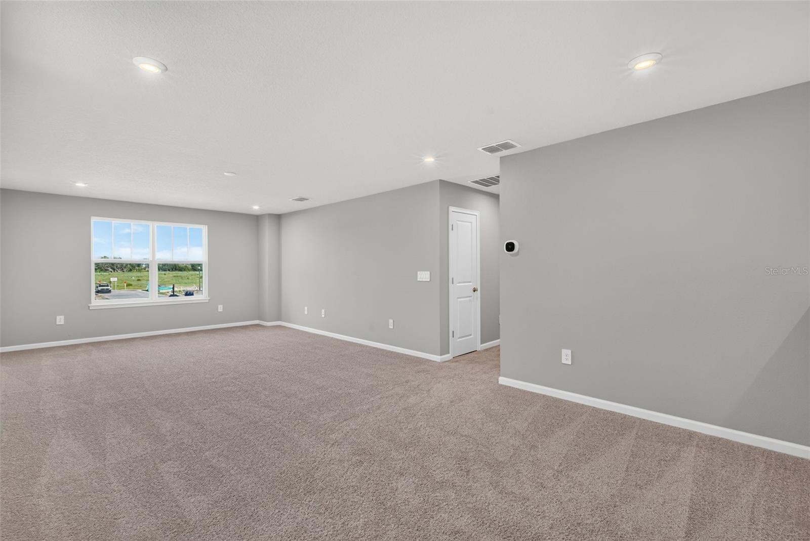 9240 DERBYSHIRE DR — photo 25