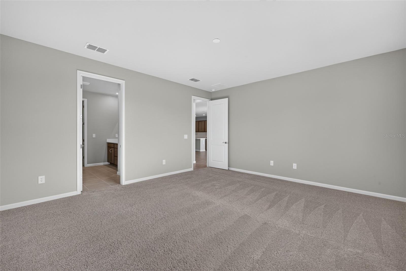 9240 DERBYSHIRE DR — photo 20