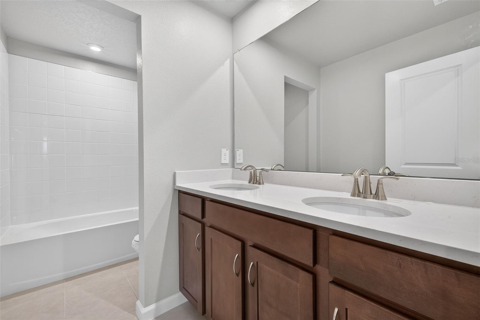9240 DERBYSHIRE DR — photo 31