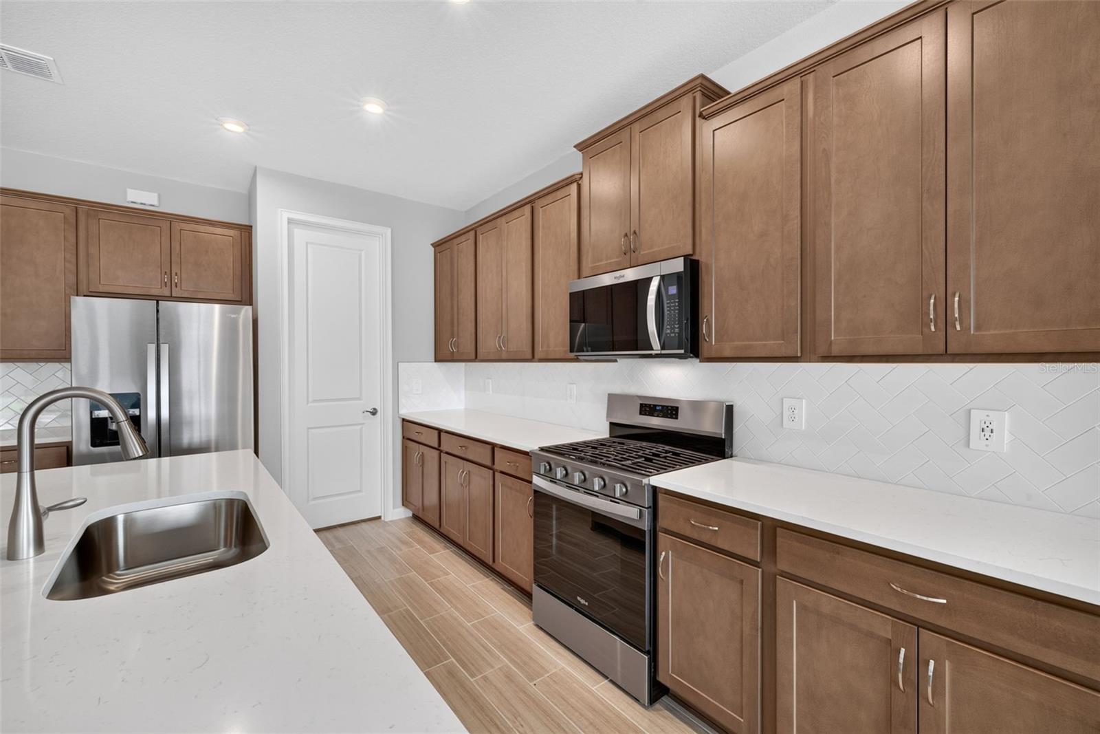 9240 DERBYSHIRE DR — photo 6