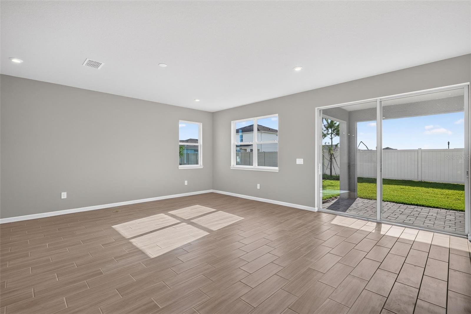 9240 DERBYSHIRE DR — photo 15