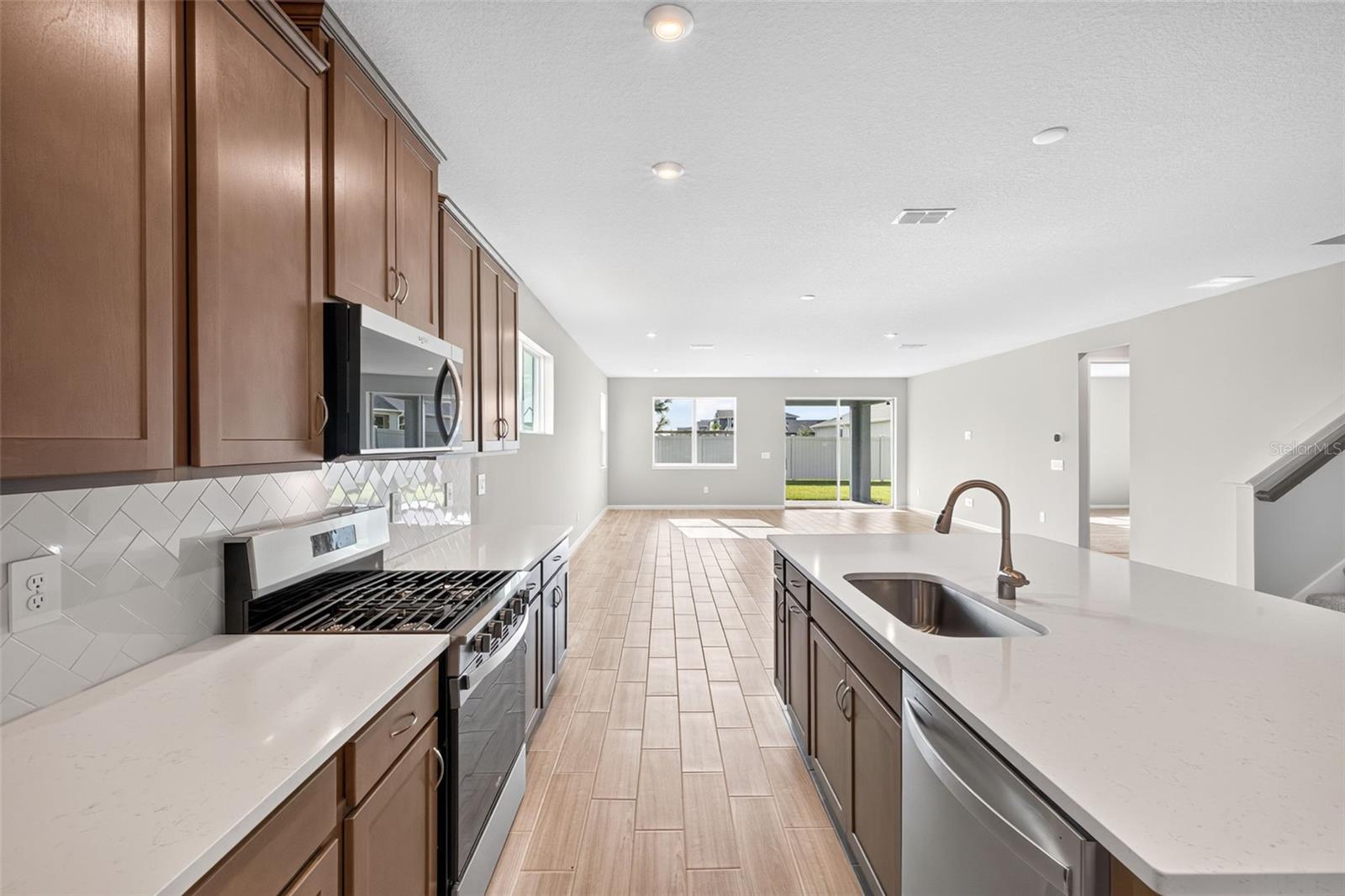 9240 DERBYSHIRE DR — photo 9