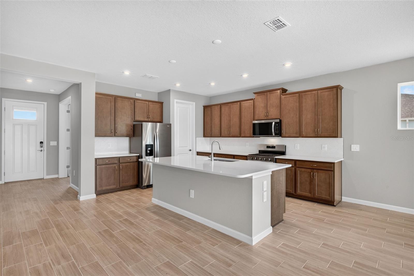 9240 DERBYSHIRE DR — photo 7