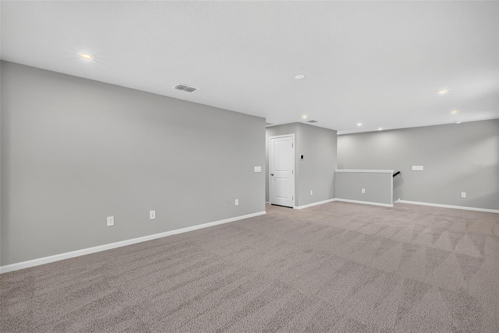 9240 DERBYSHIRE DR — photo 28