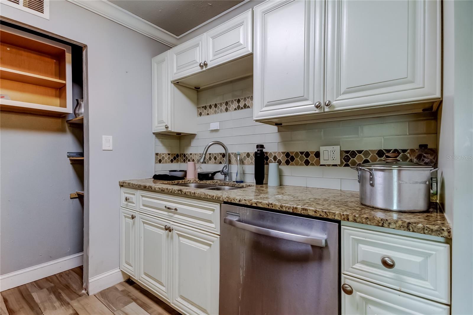 4532 DEVONSHIRE RD — photo 12