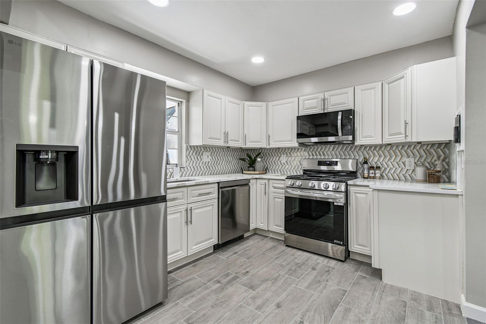2 S TREASURE DR — photo 20