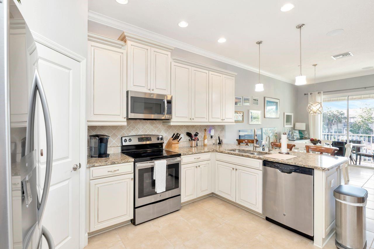 196 HAVEN BEACH DR — photo 13