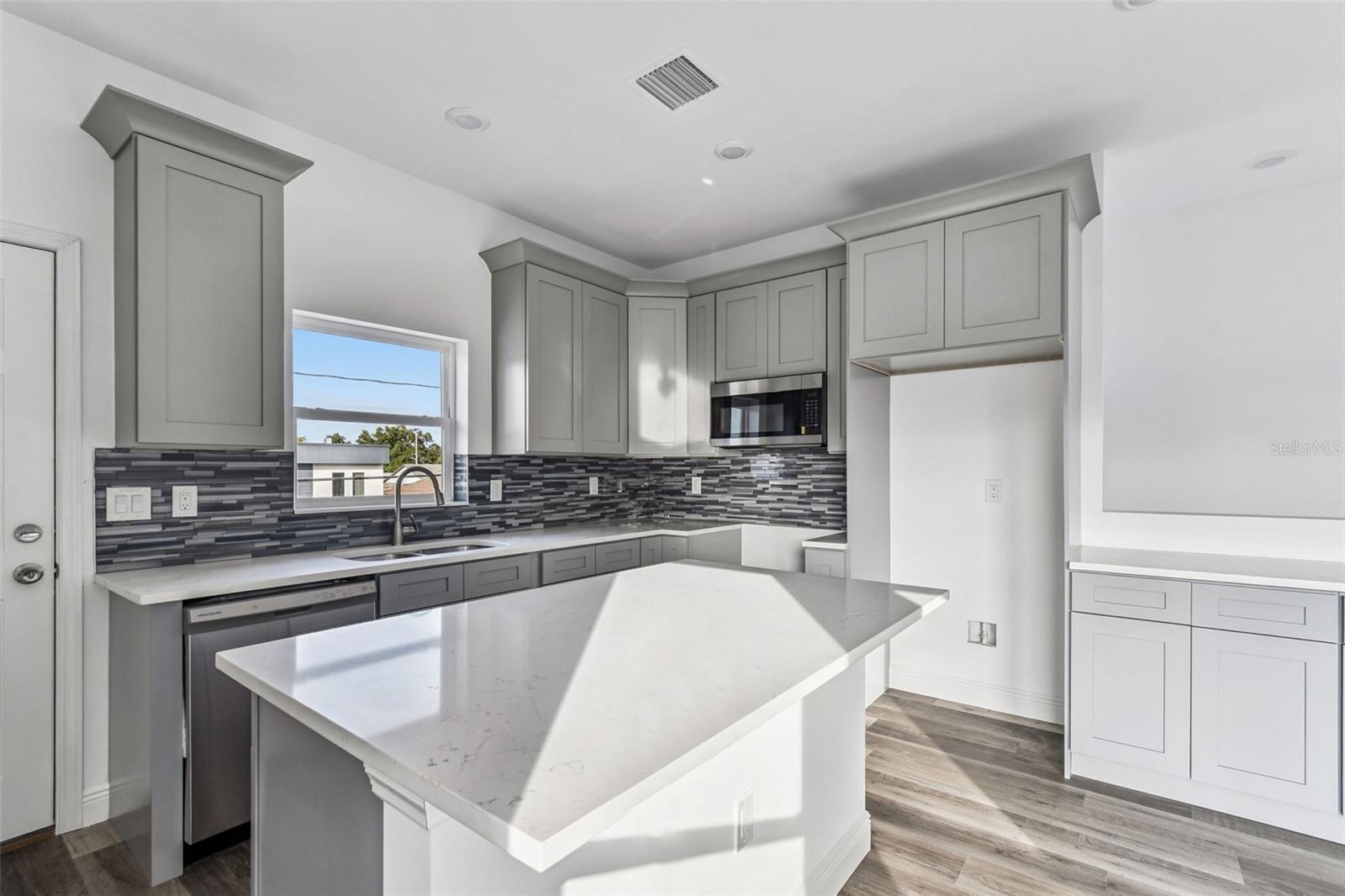 2313 E COLUMBUS DR — photo 54